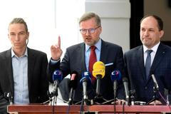 Zleva předseda Pirátů Ivan Bartoš, předseda ODS Petr Fiala a předseda KDU-ČSL Marek Výborný