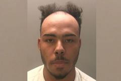 Policejní snímek podezřelého muže, který se stal terčem vtipálků na sociálních sítích