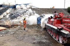 Odstraňování vagonu po nehodě u Mariánských lázní