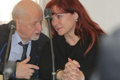 Jana Nečasová počtvrté u soudu kvůli sledování své sokyně Radky Nečasové (spolu s obhájcem Eduardem Brunou)