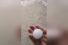 Turista natočil krupobití v přístavu italského města Pescara. Kroupy měly velikost golfového míčku