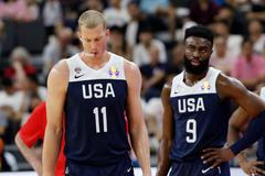 Zklamaní basketbalisté USA Mason Plumlee and Jaylen Brown při zápase se Srbskem