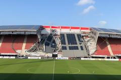 Zřícená střecha na stadionu Alkmaaru