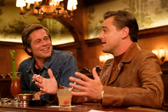 Pitt a DiCaprio jako úžasní přátelé. Kouzlo filmu Tenkrát v Hollywoodu se vyjeví v závěru