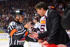 Hokejová Tipsport extraliga: Trenér Sparty Uwe Krupp debatuje s rozhodčím.