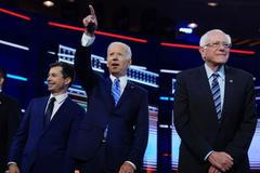 Demokratičtí kandidáti na prezidenta. Zleva Pete Buttigieg, Joe Biden a Bernie Sanders.