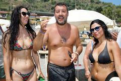 Matteo Salvini na pláži v Taormině