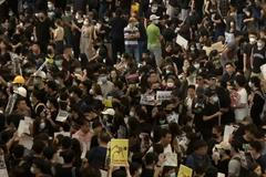 Zablokované letiště a metro plné slzného plynu. Hongkongské demonstrace pokračují