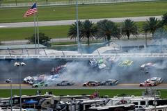 Velká havárie v závodě NASCAR na oválu v Daytoně 2019