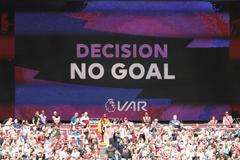 fotbal, anglická liga 2019/2020, West Ham - Manchester City, videorozhodčí ukazuje, proč neuznal hostům gól