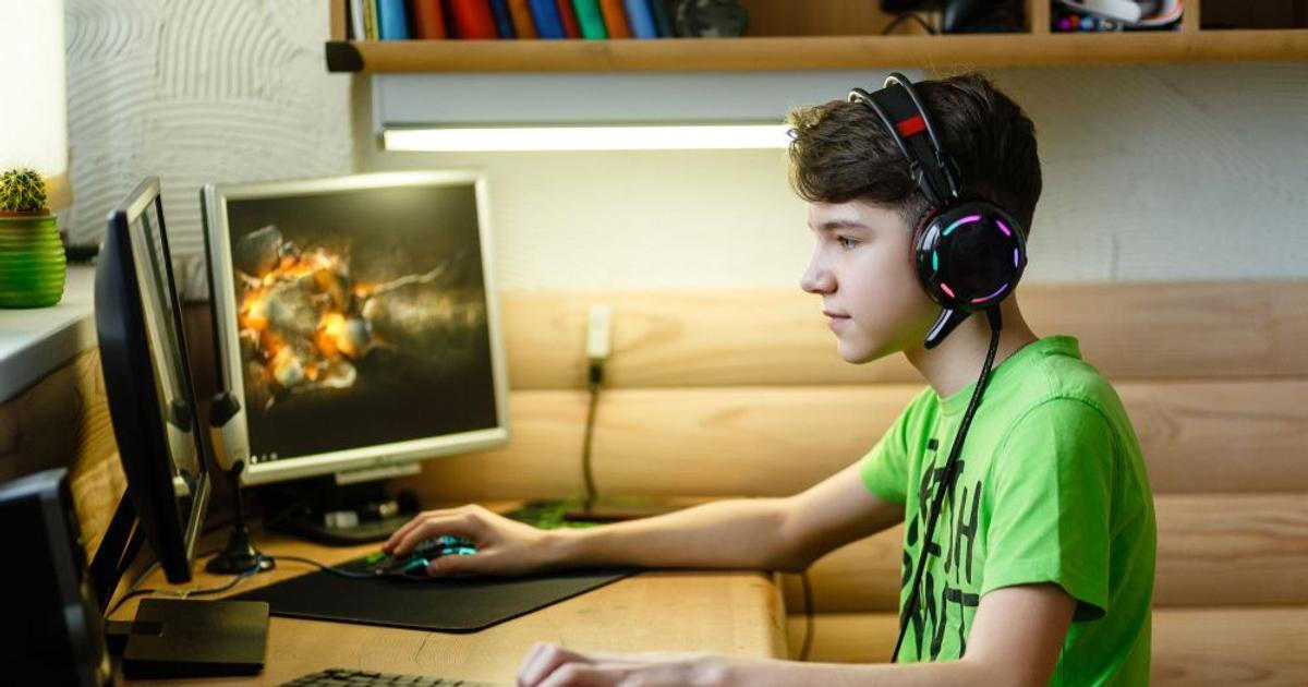 Pětina dětí tráví na internetu více než pět hodin denně, chlapci víc hrají hry