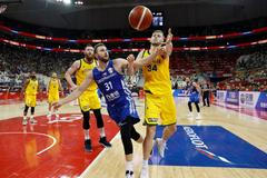 Martin Kříž a Jock Landale ve čtvrtfinále MS Česko - Austrálie na MS 2019