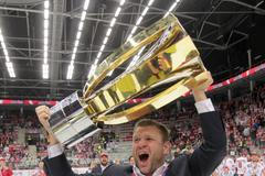 Hokejová extraliga 2018/19, třinecké oslavy titulu: Trenér Václav Varaďa