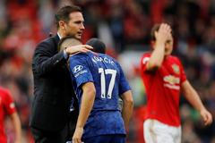 Nový kouč Chelsea Frank Lampard utěšuje po debaklu od Manchesteru United Matea Kovačiče