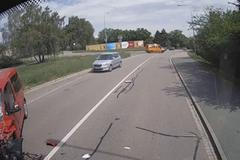 Policie zveřejnila záběry srážky autobusu s autem