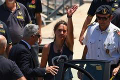 Italský soud zrušil domácí vězení pro kapitánku lodi s uprchlíky