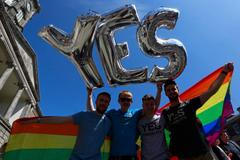 Irsko schválilo v referendu sňatky homosexuálů.