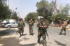 Bezpečnostní složky poblíž místa, kde se odpálil sebevražedný atentátník