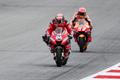 Andrea Dovizioso na Ducati a Marc Marquez na Hondě bojují o vítězství v GP Rakouska MotoGP 2019