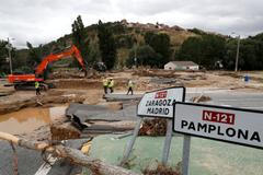 Voda se valí po silnici ve Španělsku