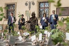 Aktivisté z hnutí Duha v úterý uspořádali před sněmovnou happening, v rámci kterého vyzývali poslance k záchraně lesů