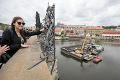 Výměna ledolamů u Karlova Mostu, Praha