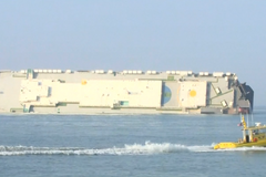 U pobřeží USA se převrátila nákladní loď převážející auta