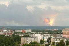 Po explozi skladu munice ruští záchranáři evakuovali stotisícové město Ačinsk