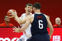 Pavel Pumprla a Joe Harris v zápase MS Česko - USA