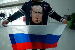 Ruský fanoušek v tričku v Vladimirem Putinem ve čtvrtfinále s Norskem na ZOH 2018