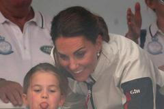 Vypláznutý jazky místo mávání fanouškům. Princezna Charlotta začíná lumpačit