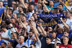 Fanoušci Kosova před před zápasem kvalifikace ME 2020 Kosovo - Česko.