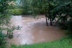 Bečva v Karolince na Vsetínsku stoupá. Hladina řeky může vystoupat i na třetí stupeň