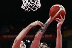 Georgios Papagiannis a Ondřej Balvín v zápasu MS 2019 Česko - Řecko