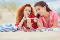 mobil smart phone pláž léto dovolená