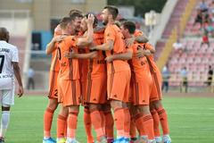 Fotbalisté Mladé Boleslavi slaví gól na hřišti kazašského celku Ordabasy Šymkent