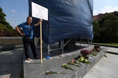 Důchodce, který strhl plachtu ze sochy Koněva