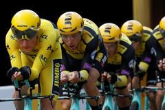 2. etapa Tour de France 2019, týmová časovka: Jumbo-Visma (na čele ve žlutém trikotu Mike Teunissen)