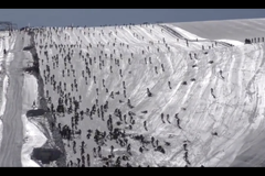 Hromadný start cyklo závodu v Alpách je extrém