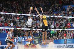 Finále MS 2019 v plážovém volejbale v Hamburku: Oleg Stojanovskij a Vjačeslav Krasilnikov (v bílém) proti Juliusi Tholemu a Clemensi Wicklerovi