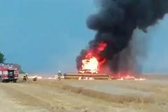 Na Chrudimsku hořel na poli kombajn. Kontrolujte a mazejte stroje, radí hasiči zemědělcům