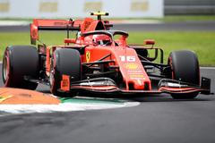 Charles Leclerc ve Ferrari při kvalifikaci na VC Itálie formule 1 2019