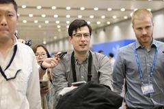 Australský student Alek Sigley na letišti v Pekingu