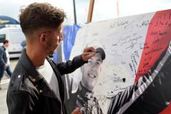 F1, VC Belgie 2019: Fanoušek připisuje vzkaz na vlajku na památku zesnulého zesnulého pilota F2 Anthoinea Huberta.