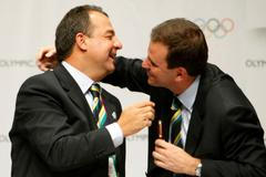 Guvernéra Rio de Janeira Sérgio Cabral (vlevo) a starosta Eduardo Paes