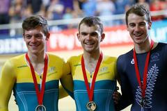 Australský dráhový cyklista Jack Bobridge (uprostřed)