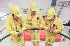 Jaderná elektrárna Dukovany, chladící věž, reaktor, strojovna, regulační tyče, radioaktivita, dozimetr