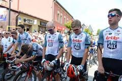 Cyklisté uctili památku Bjorga Lambrechta na závodě Okolo Polska 2019