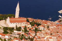 Krásy pobřeží Istrie z výšky.  Z Umagu po ostrov Malý Lošinj