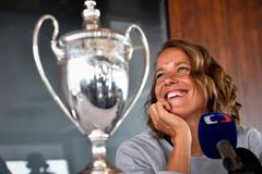 Barbora Strýcová s wimbledonskou trofejí 2019